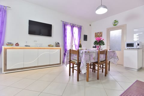 Apartment, 1 Bedroom | Private kitchen | Full-size fridge, microwave, oven, stovetop