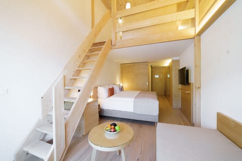 Hypo-allergenic bedding, minibar, in-room safe, desk