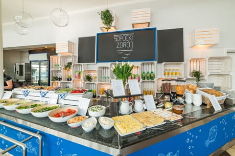 Daily buffet breakfast (PLN 59 per person)