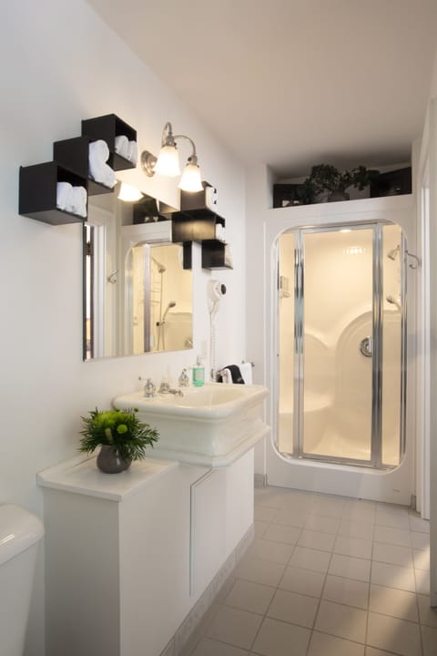 Room, Balcony (Fuller Room with Steam Shower) | Bathroom shower