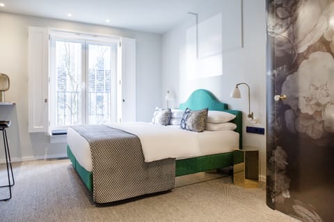 Premium bedding, in-room safe, soundproofing, free WiFi