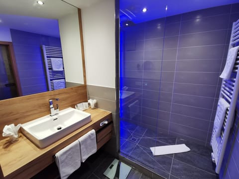 Double Room | Bathroom | Free toiletries, hair dryer, bathrobes, slippers