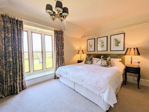 Deluxe Room | Individually decorated, individually furnished, iron/ironing board