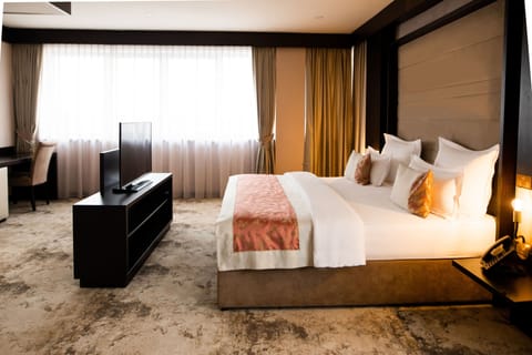 Deluxe Apartment, 1 Bedroom, Ensuite, Corner | Premium bedding, minibar, in-room safe, desk