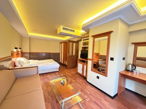 Deluxe Room (Deluxe Room 2) | Premium bedding, minibar, individually decorated, individually furnished
