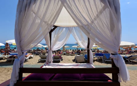 Private beach, beach volleyball, beach bar