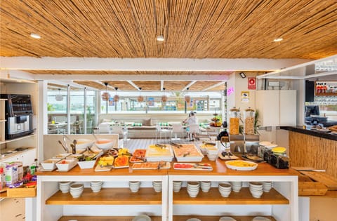 Daily buffet breakfast for a fee