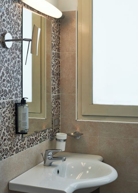 Premium Room | Bathroom | Free toiletries, hair dryer, bathrobes, bidet