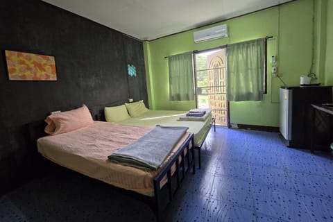 Triple Room | Desk, free WiFi