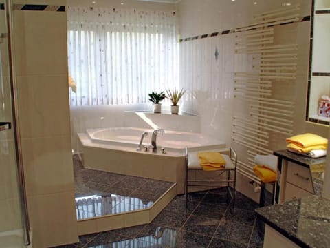 Free cribs/infant beds, free WiFi, bed sheets