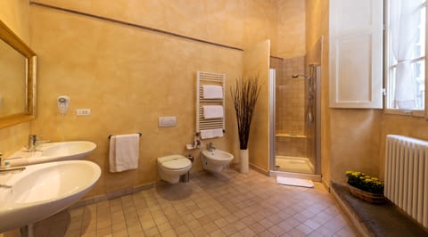 Superior Twin Room | Bathroom | Shower, rainfall showerhead, free toiletries, hair dryer