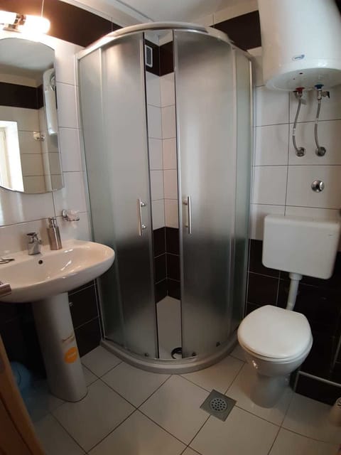 Studio, City View | Bathroom | Shower, free toiletries, hair dryer, towels