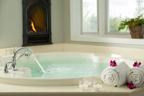 Patio-Level Cottage Suite | Bathroom amenities | Separate tub and shower, jetted tub, rainfall showerhead