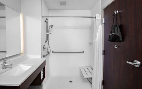 Combined shower/tub, hair dryer, towels