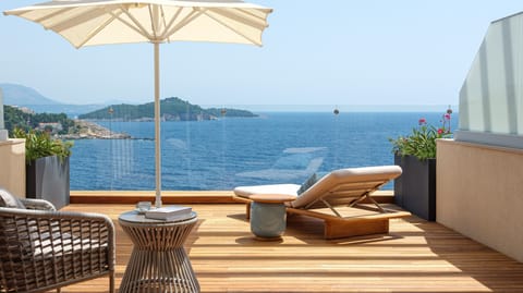 Deluxe Room, 1 Double Bed, Sea View | Premium bedding, down comforters, memory foam beds, minibar