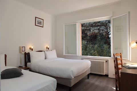 Superior Quadruple Room | Desk, soundproofing, free cribs/infant beds, free WiFi