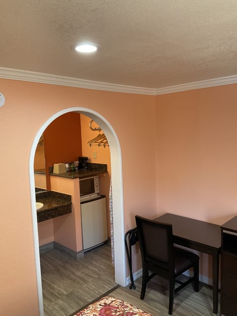 Standard Room, 1 Queen Bed | Desk, iron/ironing board, free WiFi, wheelchair access