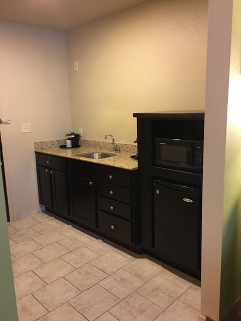 Standard Room, 1 King Bed, Non Smoking | Private kitchenette | Fridge, microwave, coffee/tea maker