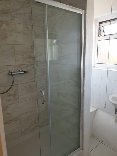 Basic Single Room | Bathroom | Shower, heated floors, towels, soap