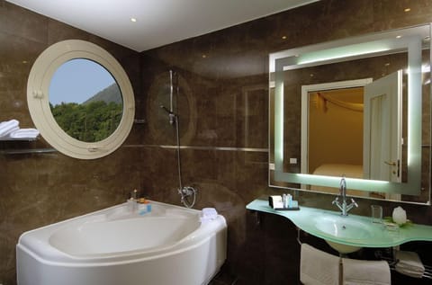 Exclusive Double Room | Bathroom | Shower, free toiletries, hair dryer, towels