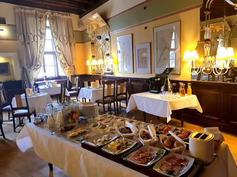 Daily buffet breakfast for a fee