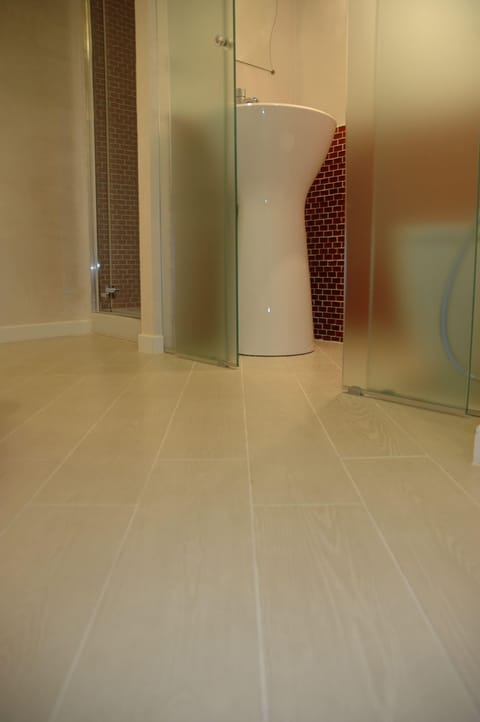 Standard Double Room | Bathroom | Shower, rainfall showerhead, hair dryer, towels