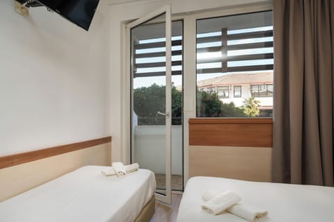 Triple Room | In-room safe, desk, cribs/infant beds, bed sheets