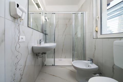 Single Room, 1 Twin Bed | In-room safe, desk, cribs/infant beds, bed sheets