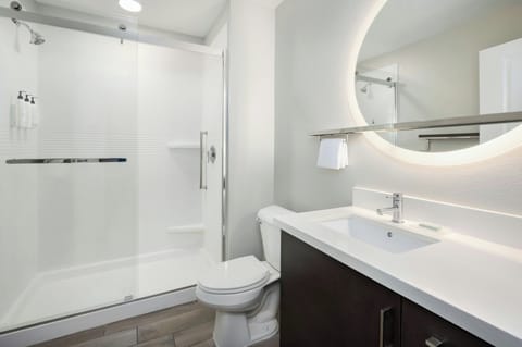 Studio, 1 King Bed with Sofa bed | Bathroom | Combined shower/tub, free toiletries, hair dryer, towels