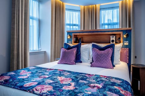 Superior Double Room, 1 King Bed | Soundproofing, iron/ironing board, free WiFi, bed sheets