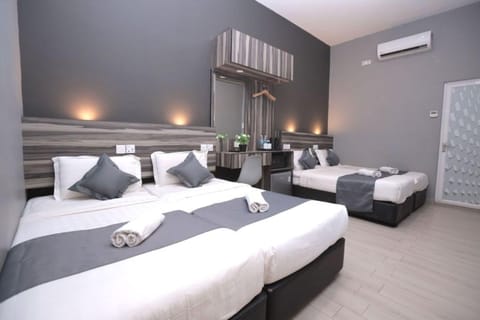 Family Suite | Minibar, in-room safe, soundproofing, free WiFi