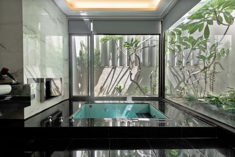 L Suite ( check in after 20:00) | Bathroom | Free toiletries, hair dryer, slippers, towels