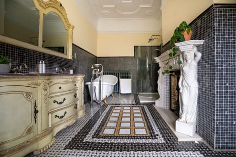 Deluxe Suite (Troya) | Bathroom | Free toiletries, hair dryer, towels