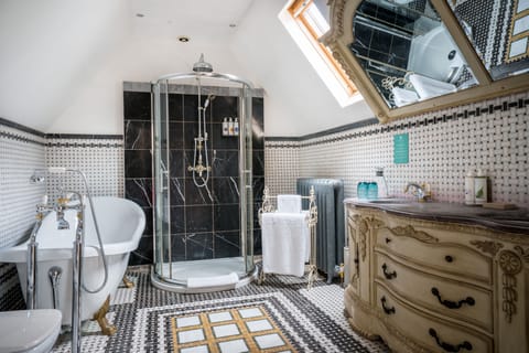 Superior Suite, Garden View (Ionia) | Bathroom | Free toiletries, hair dryer, towels