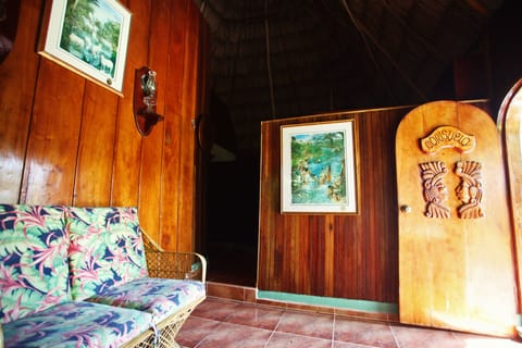 Traditional Cabin, 2 Bedrooms, Non Smoking, Garden View | Living area