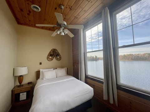 Deluxe Room, 1 Queen Bed, Lake View, Lakeside | Blackout drapes, iron/ironing board, free WiFi, bed sheets