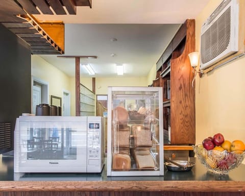 Free continental breakfast on weekends