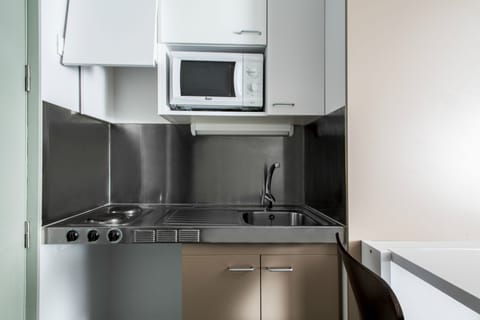 Standard Studio, Accessible, Kitchenette | Private kitchenette | Fridge, microwave, stovetop, cookware/dishes/utensils