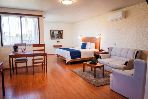 Junior Room, 1 King Bed | In-room safe, desk, bed sheets, wheelchair access