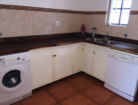 House | Shared kitchen | Full-size fridge, microwave, oven, stovetop