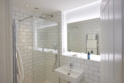Suite | Bathroom | Free toiletries, hair dryer, towels, soap