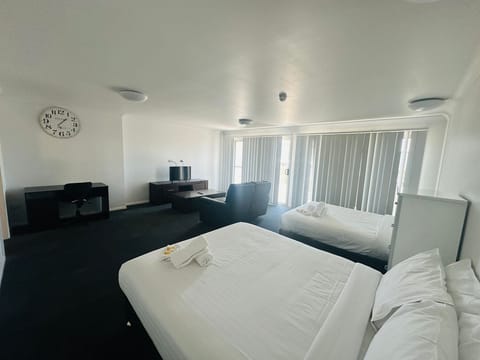 Family Room | Desk, iron/ironing board, WiFi (free), bed sheets