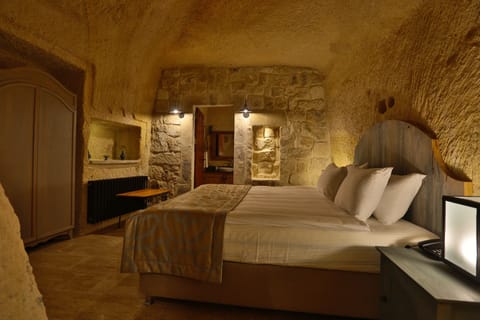 Cave Suite Room | Egyptian cotton sheets, premium bedding, down comforters