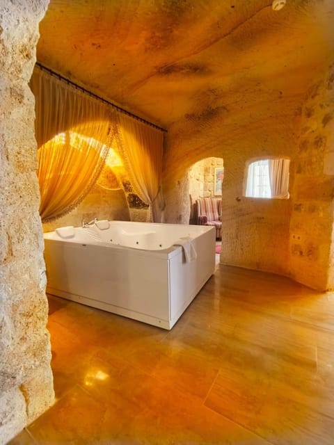 Premium Honeymoon Cave Suite | Bathroom | Free toiletries, hair dryer, slippers, towels