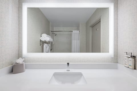 Combined shower/tub, hydromassage showerhead, eco-friendly toiletries