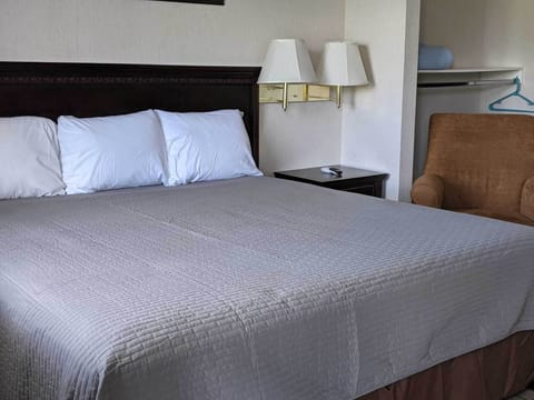 Handicap Room | Blackout drapes, iron/ironing board, free WiFi, bed sheets