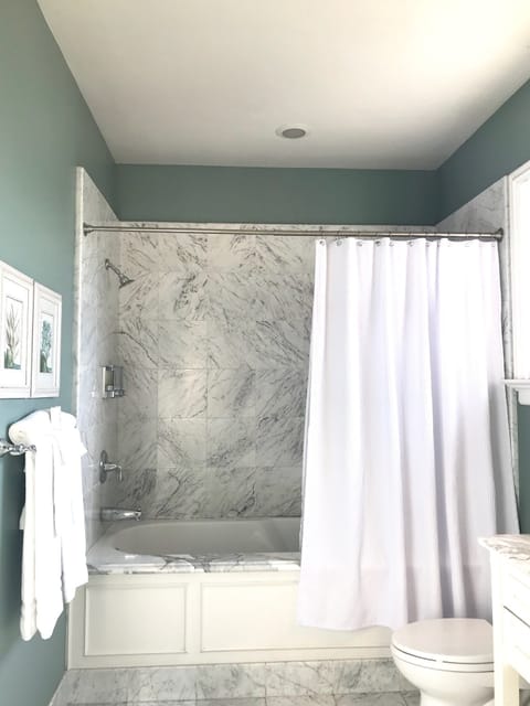 Deluxe King + Balcony | Jetted tub