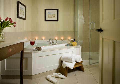 Superior Room, 1 King Bed, Jetted Tub, Lake View | Deep soaking bathtub