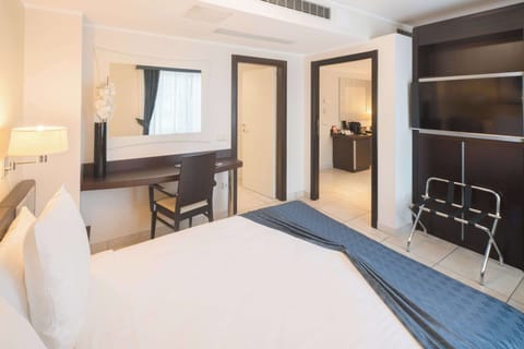 Suite, 1 Double Bed (bâtiment principal) | Minibar, in-room safe, individually decorated, individually furnished