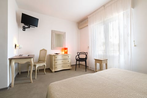 Desk, soundproofing, cribs/infant beds, free WiFi